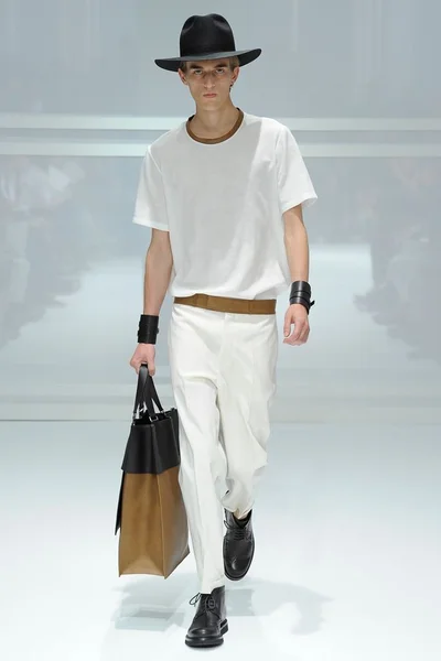 Look 16